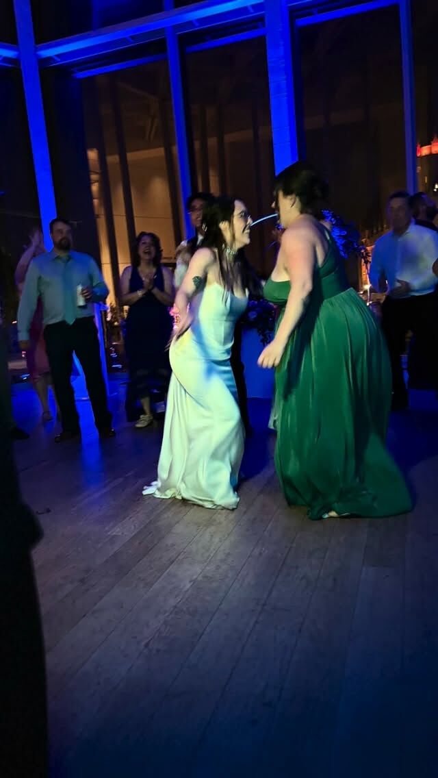 One year ago, they fooled us all. 😏

Shy. Demure. Quietly in love.

Then the music dropped — and they took over the dance floor. 🔥

Every single guest brought their best moves, the chairs stayed empty ALL night, and this quiet couple threw the most unforgettable party we’ve ever been part of.

One year later and we’re still talking about it. 🥹

Happy 1st Anniversary, Melanie & Johnson. 💚🖤

Here’s to a lifetime of full dance floors and empty chairs. 🥂

🎧 Dynamix Productions — where your night becomes a memory.

📩 Link in bio to book your event.

🇫🇷 Français :

Il y a un an, ils nous ont tous surpris. 😏

Timides. Discrets. Discrètement amoureux.

Puis la musique a démarré — et ils ont pris possession de la piste. 🔥

Chacun de leurs invités a sorti ses plus beaux moves, les chaises sont restées vides TOUTE la nuit, et ce petit couple tranquille nous a offert la soirée la plus inoubliable de notre carrière.

Un an plus tard, on en parle encore. 🥹

Joyeux 1er anniversaire, Melanie & Johnson. 💚🖤

À une vie remplie de pistes bondées et de chaises vides. 🥂

🎧 Dynamix Productions — là où votre soirée devient un souvenir.

📩 Lien en bio pour réserver votre événement.

Bride @mellowrino 
Wedding planner @thegatheringeventco 
Venue @nac.cna 
Singer @natachadems
Photographer @kathi_robertson_weddings 
Music @dynamixproductions 
Flowers & Decoration @thegatheringeventco 
Cake @trishg78 
Make up Artist @shannondoylebeauty 
Hair @luxelooks.by.alyssekathryn 
Officiant @grounded.ceremonies
DJ @stephangonthier 

#weddingmemories #dynamixproductions #weddingdj #dancefloormoments #unforgettablenight