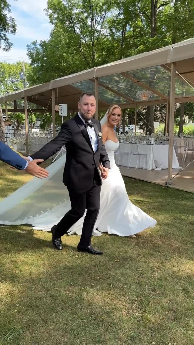 Wedding season, how we miss thee! 💍 

As the snow comes down, we’re reminiscing on the good times from this year, so many beautiful couples❤️

#dynamixpro #dynamixproductions #ottawawedding #ottawabride #ottawadj #ottawalife #ottawaweddings