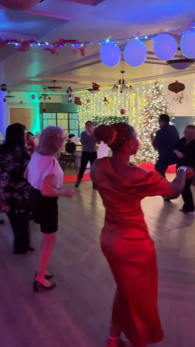 “They won’t dance. They’re not that kind of crowd.” 🤷

Famous last words.

By the end of the night? Empty seats. Full dance floor. The photo booth? Occupied all night — singles, groups, everyone.

We don’t just play music — we move people. 🎶✨

📩 Book your holiday party now — link in bio.

✨✨✨✨✨✨✨✨✨✨✨✨✨✨

« Ils ne vont pas danser. C’est pas ce genre de groupe. » 🤷

Célèbres dernières paroles.

À la fin de la soirée? Les chaises étaient vides. La piste de danse, pleine. La Cabine Photo? Occupée toute la soirée — solos, groupes, tout le monde y est passé.

On ne fait pas que jouer de la musique — on fait bouger les gens. 🎶✨

📩 Réservez votre party des Fêtes maintenant — lien en bio.

#DynamixProductions #DynamixPhotobooth #CorporateEvents #CorporateEntertainment #HolidayParty