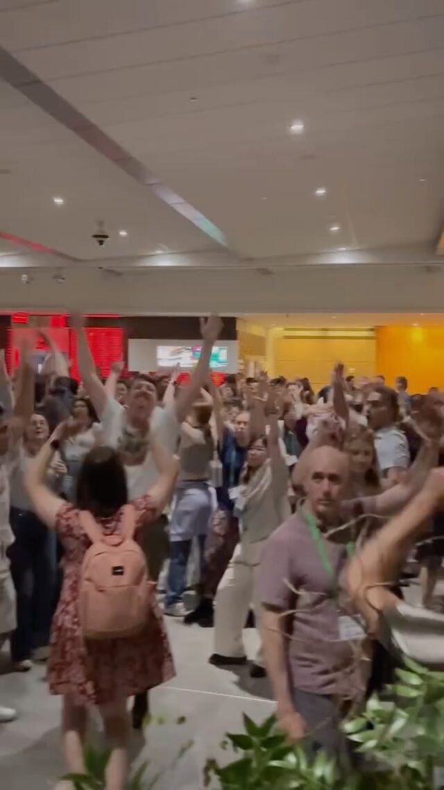 Corporate events, take notes. 🎶

This was the end of a multi day conference, on a Tuesday night, and the dance floor would not clear. People just kept dancing, so the organizers extended the party, right there on the spot, and it kept going strong past 10:30pm. On a Tuesday. 🗓️

—————-

Les événements corporatifs, prenez-en note. Cette fête était à la fin d’un congrès de plusieurs jours, un mardi soir, et la piste de danse refusait de se vider. Tout le monde dansait, alors les organisateurs ont dû prolongé la soirée sur place. La danse continue jusqu’à 22h30. Un mardi soir. ☺️

Decor @loveinbloomott 

#dynamixproductions #ottawaevents #corporateevents #corporateeventplanner #eventDJ